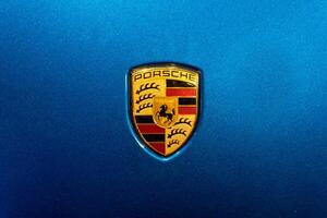 porsche logo su un' blu auto foto