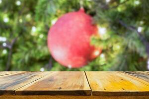 vuoto legna tavolo superiore con sfocatura Natale albero con bokeh leggero sfondo foto