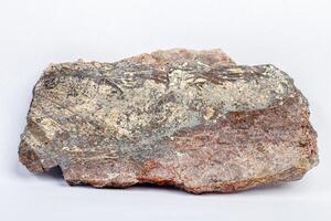 macro minerale bismuto pietra su hartenstein schacht su bianca sfondo foto