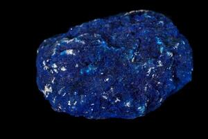 macro minerale pietra azzurrite nel siltite contro nero sfondo foto