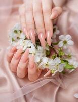 elegante pastello rosa naturale manicure. foto