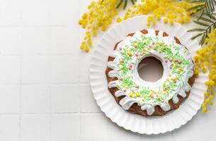 Pasqua bundt torta con Pasqua uova foto