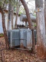 cassilandia, mato grosso do sul, brasile, 2021 -trasformatore per una piccola centrale idroelettrica abbandonata foto