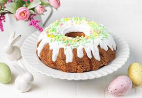 Pasqua bundt torta con Pasqua uova foto