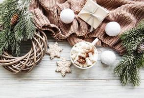 composizione natalizia con biscotti e cioccolata calda foto