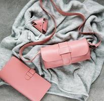 borse e accessori in pelle rosa foto