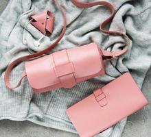 borse e accessori in pelle rosa foto