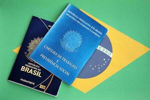 passaporto di brasile e opera carta con brasiliano reale i soldi fatture su bandiera sfondo foto