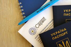 kiev, Ucraina - novembre 27, 2023 passaporto servizio logo con internazionale ucraino passaporto e penna foto