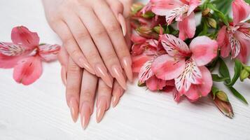 elegante pastello rosa naturale manicure. foto