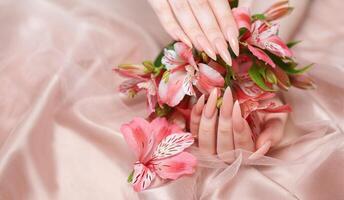 elegante pastello rosa naturale manicure. foto