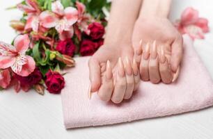 elegante pastello rosa naturale manicure. foto