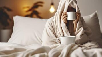ai generato un' giovane donna assaporando sua mattina caffè, avvolto nel un' coperta su sua letto a casa foto