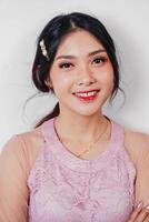 ritratto di un' giovane bellissimo asiatico donna indossare un' rosa vestire, bellezza sparare concetto foto