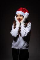 festivo donna con Santa cappello e guanti foto