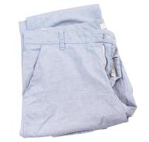 pantaloni blu chiari isolati su sfondo bianco, pantaloni piegati vista dall'alto, elemento di stoffa di moda flatlay foto
