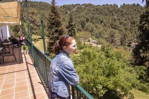 caucasico maturo donna Guardando il bellissimo natura di il sierra de cazorla, jaen, Spagna. foto