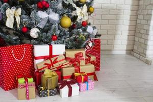 scatole regalo sotto l'albero di natale copia spazio, capodanno e concetto di natale