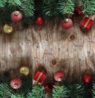 cornice di buon natale con decorazioni su sfondo di legno vecchio foto