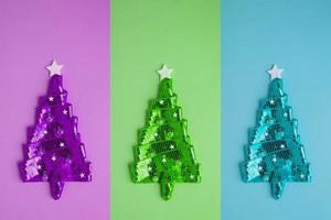 alberi di Natale astratti colori differenti. minimal creative per le vacanze di capodanno foto