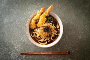 spaghetti ramen giapponesi con tempura di gamberi foto