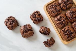 Brownies al cioccolato fondente ricoperti da gocce di cioccolato foto