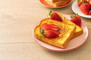 toast alla francese con fragole fresche foto