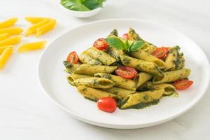 penne al pesto e pomodorini foto