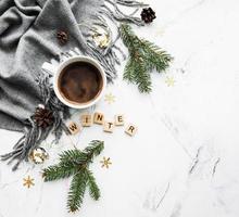 tazza di caffè, sciarpa e decorazioni foto
