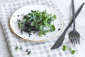 assortimento di micro green su fondo in cemento foto