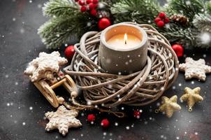candele e decorazioni natalizie foto