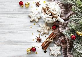 composizione natalizia con tazza di cioccolata calda e decorazioni
