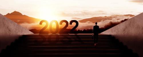 capodanno 2022 con uomini d'affari che camminano verso la silhouette del successo