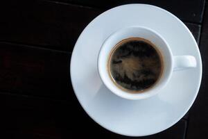 un' tazza di caffè espresso caffè è fotografato a partire dal sopra foto