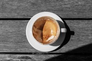 superiore Visualizza vuoto caffè tazza su di legno tavolo foto