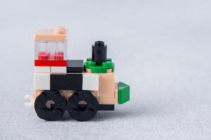 Lego treno costruttore a partire dal mini mattoni e particolari. figli di mestiere. gioco giocattolo. bambini costruttore mattone. Ucraina, kyiv - gennaio 17, 2024. foto