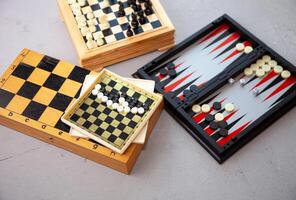 tavola Giochi su il tavolo. scacchi, backgammon, dama. tavole siamo di cui su per il gioco. giocare a, avere divertimento a casa. tempo libero, hobby. foto