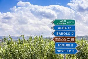 Cartello stradale del villaggio di Barolo, sito UNESCO, Italy foto