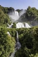 Cascata delle marmore in umbria, italia. incredibile cascata che si tuffa nella natura. foto