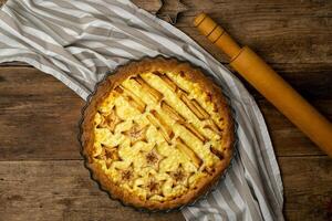 passo 2. dopo cottura al forno. fatti in casa Aperto Mela torta. crostata con Villetta formaggio e stelle. torta per luglio 4°. patriottico cibo per indipendenza giorno. di legno sfondo. superiore Visualizza foto