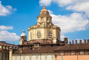 prospettiva sull'elegante chiesa di san lorenzo a torino con un cielo azzurro foto