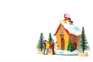 persone in miniatura che festeggiano il natale a casa foto