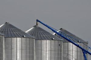 silos per cereali in fase di riempimento foto