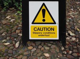 avvertimento pavimento scivoloso segno