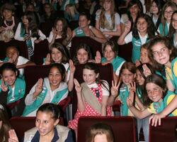 abigail breslin dopo sua induzione in il ragazza scout di il Stati Uniti d'America con sua compagno ragazza scout zanzara Teatro 20 secolo Volpe lotto secolo città, circa marzo 26, 2008 foto