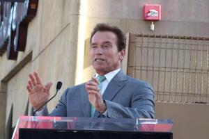 arnold schwarzenegger a il hollywood camminare di fama cerimonia per giacomo cameron egiziano Teatro marciapiede los angeles, circa dicembre 18, 2009 foto