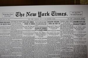 giornale a partire dal nascita giorno nel 1909 foto