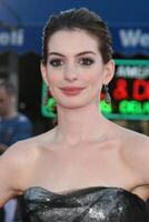 anne hathaway in arrivo a il prima di ottenere inteligente a quello di mann villaggio Teatro nel Westwood, circa giugno 16, 2008 foto