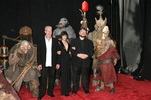 ron perlman selma blair guillermo del toro posa con personaggi a partire dal il film durante un' foto opportunità piro per il prima di ragazzo infernale 2 a il villaggio Teatro nel Westwood circa a giugno 28 2008