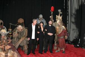 ron perlman selma blair guillermo del toro posa con personaggi a partire dal il film durante un' foto opportunità piro per il prima di ragazzo infernale 2 a il villaggio Teatro nel Westwood circa a giugno 28 2008